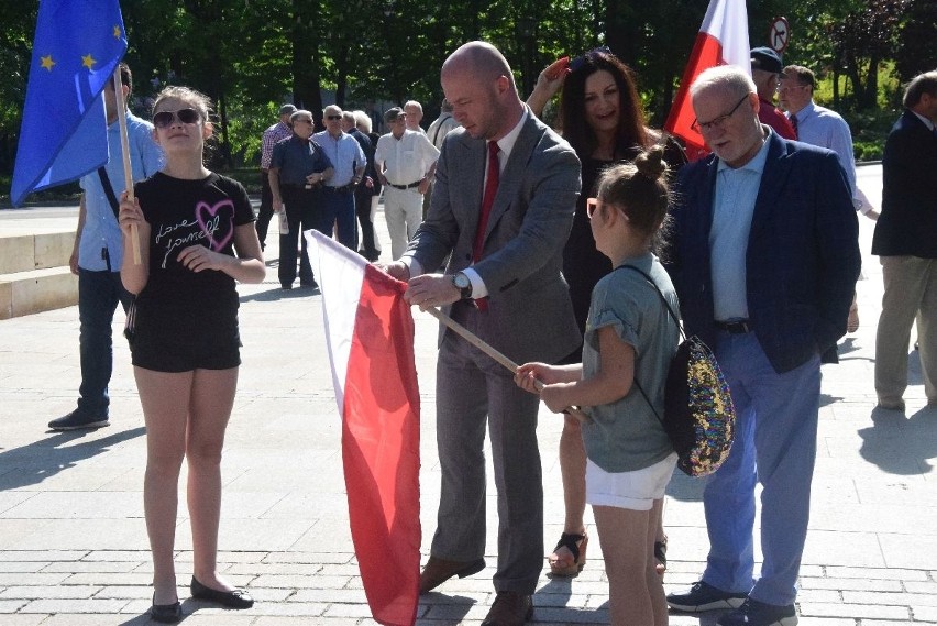 Pochód pierwszomajowy ulicami Kielc. Uczestniczyło w nim dwieście osób [WIDEO, zdjęcia]