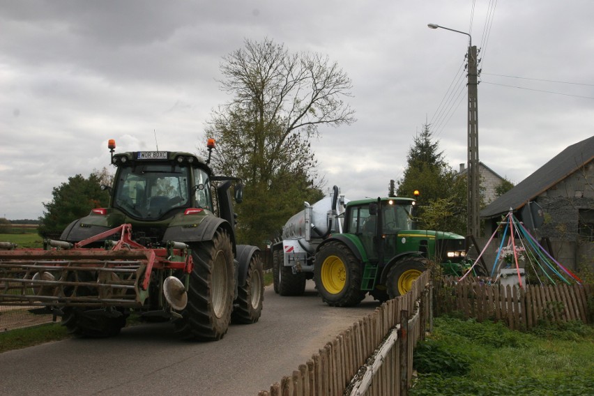 Stare Rogowo. Wąska droga i ogrodzenia przy drodze utrudniają jazdę rolnikom. Co na to gmina? Zdjęcia