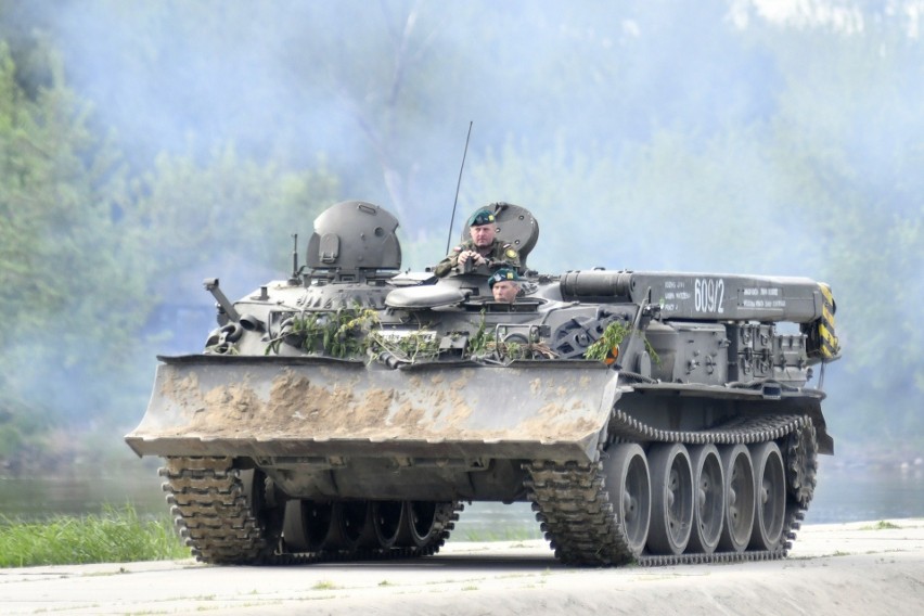 Ćwiczenia taktyczne z wojskami pk. DEFENDER-Europe 22, żołnierzy NATO i ich partnerów w pobliżu Dęblina. Zobacz zdjęcia