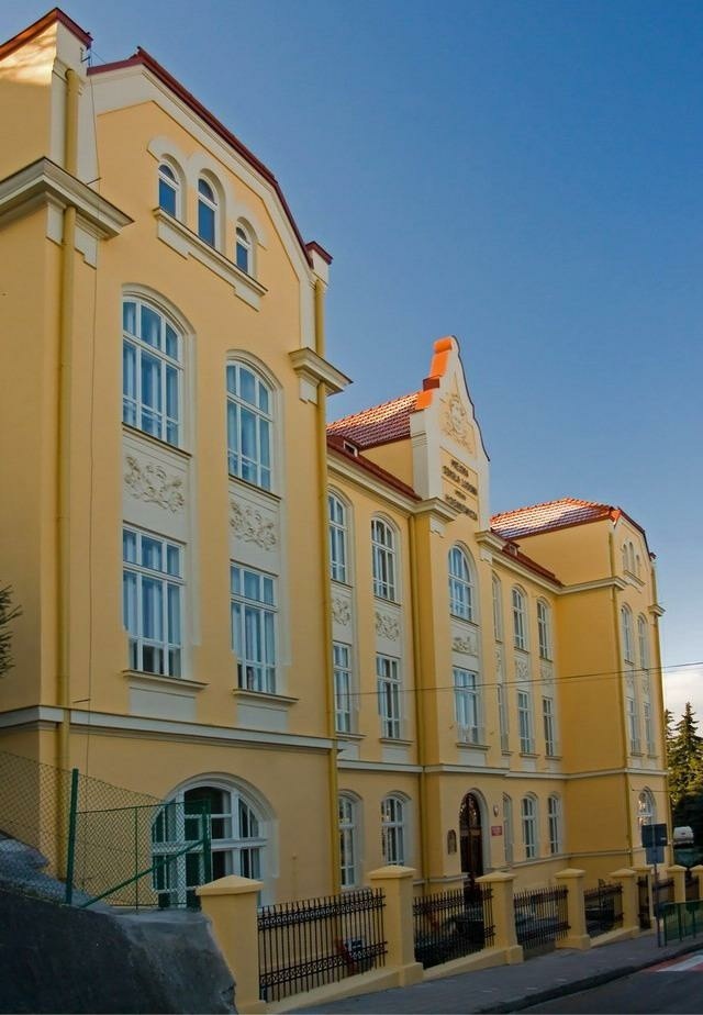 Szkoła Podstawowa nr 1 im. Henryk  Sienkiewicza w Przemyślu - laureat w kategorii Szkoła Roku 2022 