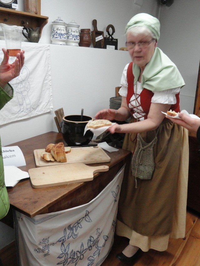 Noc w muzeum w gminie TucholaMaria Ollick częstowała chlebem ze smalczykiem.