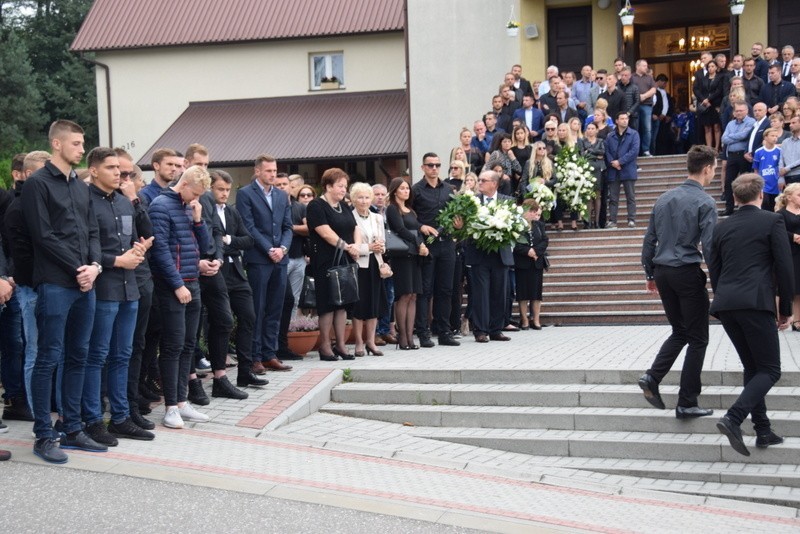 "Tam, na górze, mają z nim teraz wesoło". Ostatnia droga Krystiana Popieli [ZDJĘCIA]