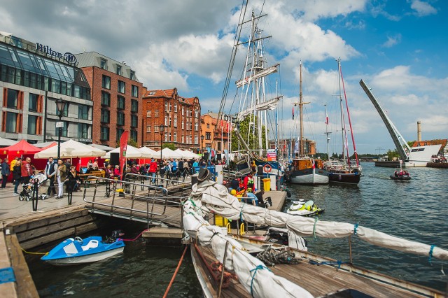 Sobotnie popołudnie 11 maja należało do miłośników żeglarstwa. Mieszkańcy tłumnie pojawili się na Targu Rybnym w Gdańsku, aby wziąć udział w otwarciu sezonu żeglarskiego 2019.