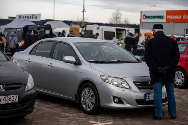 Białystok. Giełda samochodowa przy Andersa. Auto za tysiaka i dla tych z grubym portfelem [ZDJĘCIA]