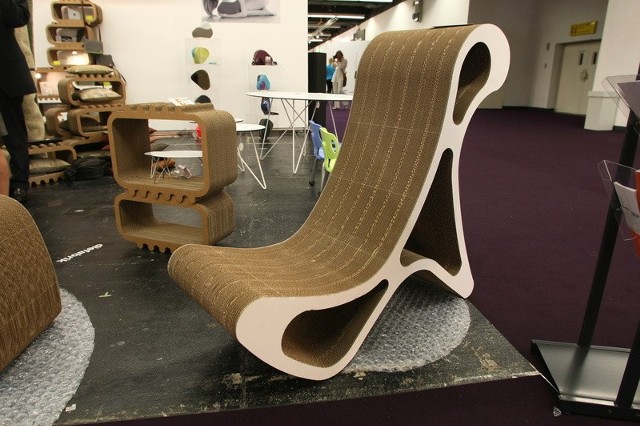 Kwintesencja mody na ekologię. Fotel klejony z kilkudziesięciu warstw kartonu.