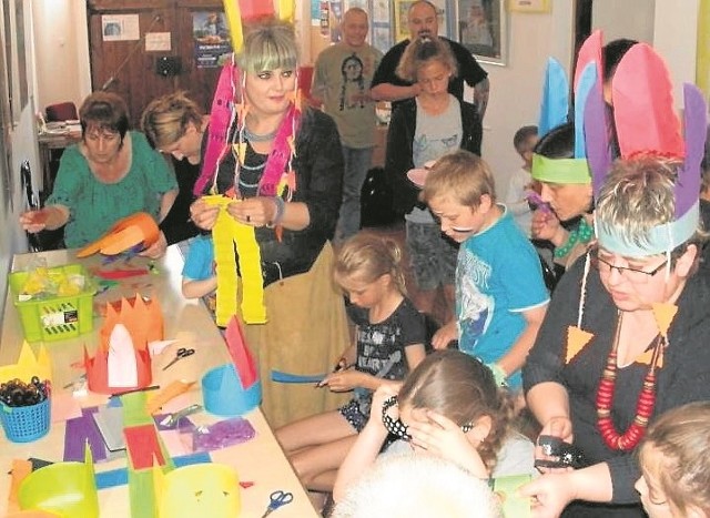Każdy uczestnik zabawy własnoręcznie wykonał kolorowy pióropusz z materiałów przygotowanych w bibliotece.