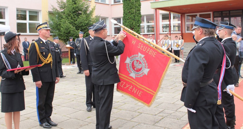 Podczas oficjalnej uroczystości wręczono medali i...