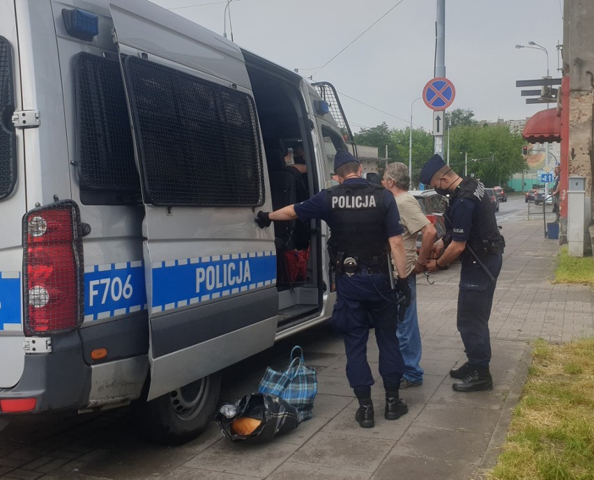 Co najmniej sześciu policjantów interweniowało w piątek po...