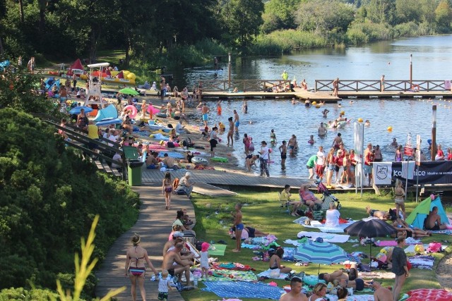 Tak wyglądała plaża w ośrodku nad jeziorem kozienickim w ubiegłym roku. Chętnych do wypoczynku nie brakowało.