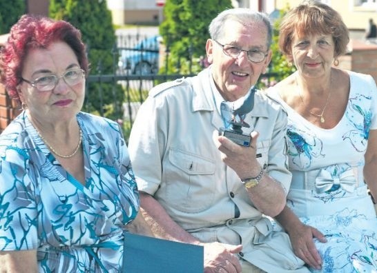 Jadwiga Skiba, Tadeusz Lenartowicz i Renata Woźniak (od lewej), czyliprzedstawiciele Stowarzyszenia Śpiewaczego "Śródmieście&#8221; z pamiątkami z przeglądu ludowego w Tychowie.