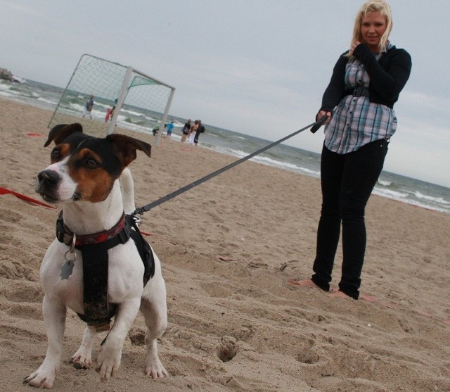 Pani Katarzyna na plażowym spacerze z psem Semi. 