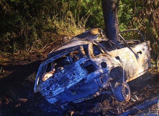 Opel uderzył w drzewo i stanął w płomieniach. W środku wraku były dwa zwęglone ciała.