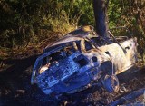 Wysoczyn: Wypadek śmiertelny. Golf uderzył w drzewo i spłonął, w środku były dwa ciała (zdjęcie)