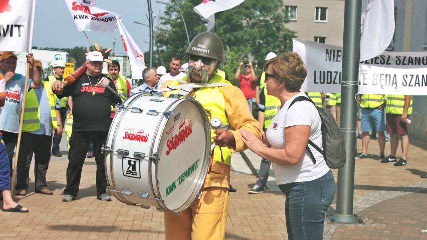 Pikieta pod Urzędem Miasta w Lędzinach