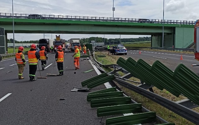 Do wypadku doszło w rejonie węzła Tarnów-Centrum na 502 km autostrady. Trwa porządkowanie jezdni, aby można było przywrócić ruch na pasie w kierunku Krakowa, gdzie spadły elementy uszkodzonych barier