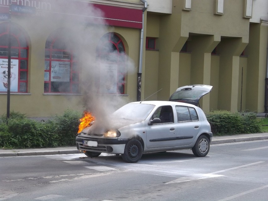 Wrocław: Auto w płomieniach na skrzyżowaniu Pomorskiej i Dubois (FILM, ZDJĘCIA)