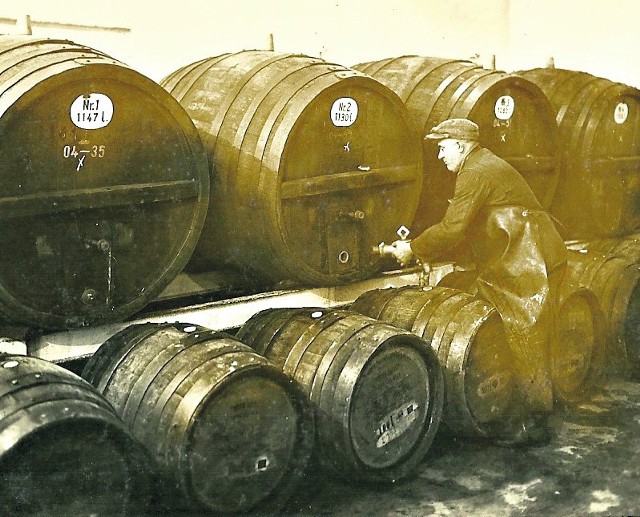Beczki z Piwem Grodziskim. Zdjęcie z lat 60.