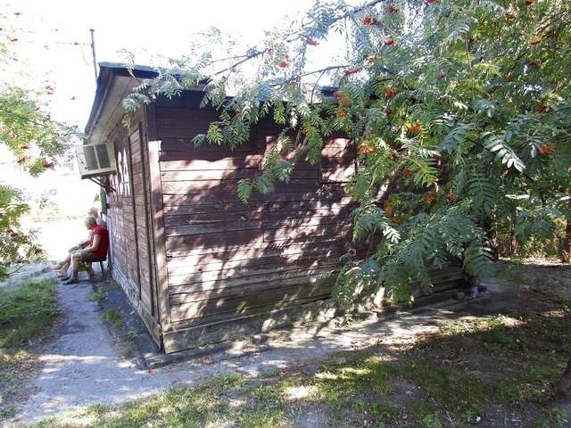 Drewniany kiosk postawiony naprzeciw Belwederu jest do rozbiórki, nie można tego zrobić bo właściciel jest nieznany