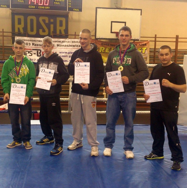 Reprezentanci Ringu Sikorski Stalowa Wola, od lewej: Damian Karasiński, Wik-tor Grzesik, Miłosz Olechowski, Jakub Fornal, trener Artur Chomiak.