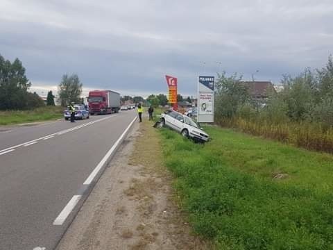 Wypadek w Połańcu. Zderzenie osobówki i ciężarówki na drodze krajowej numer 79. Kierowca w szpitalu [ZDJĘCIA]