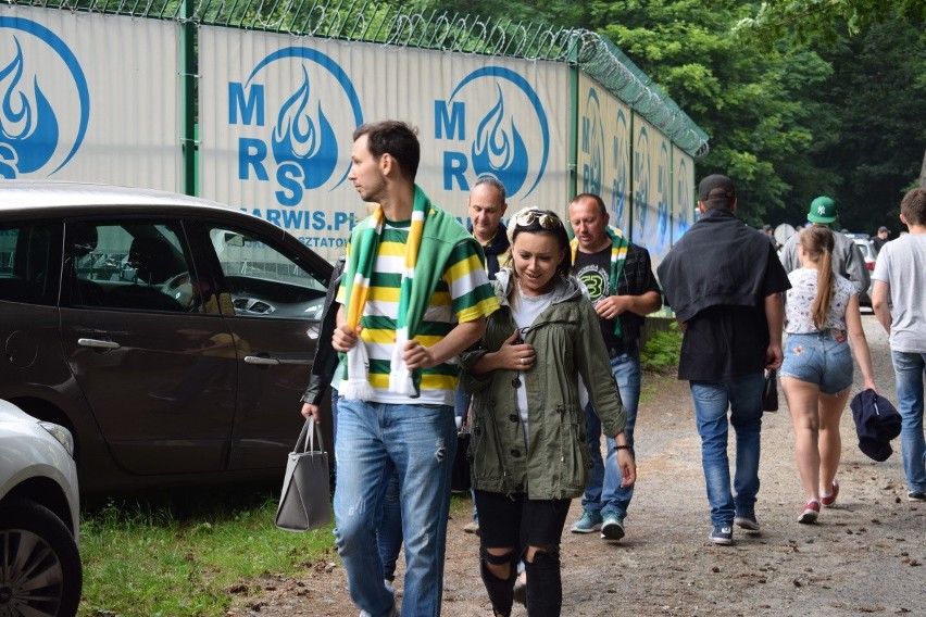 Kibice Falubazu w drodze na stadion żużlowy w Zielonej Górze...