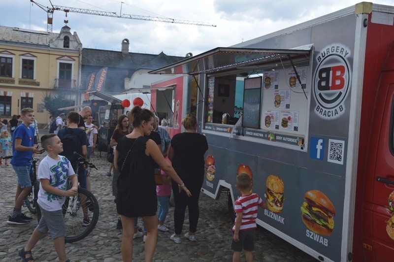 Food trucki na rynku w Starym Sączu. Jedzenie z różnych stron świata [ZDJĘCIA]