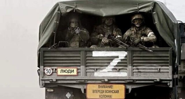 Według ukraińskiego wywiadu podczas wycofywania się siły rosyjskie próbują "robić wrażenie, że to planowa rotacja". 
