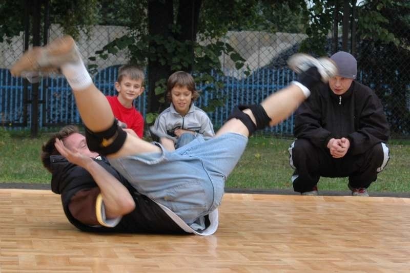 Lukasz Rejdak z Dobrodzienia zbiera ekipe breakdance.