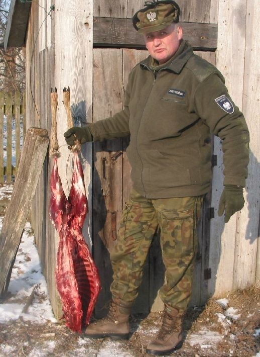 Strażnicy znaleźli w obejściu tuszę skłusowanego koziołka.