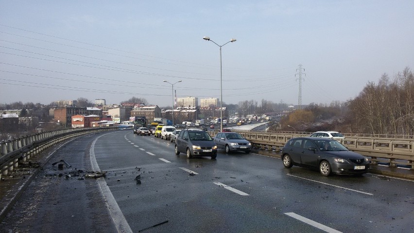 Zderzenie na DTŚ w Katowicach. Trasa jest przyblokowana