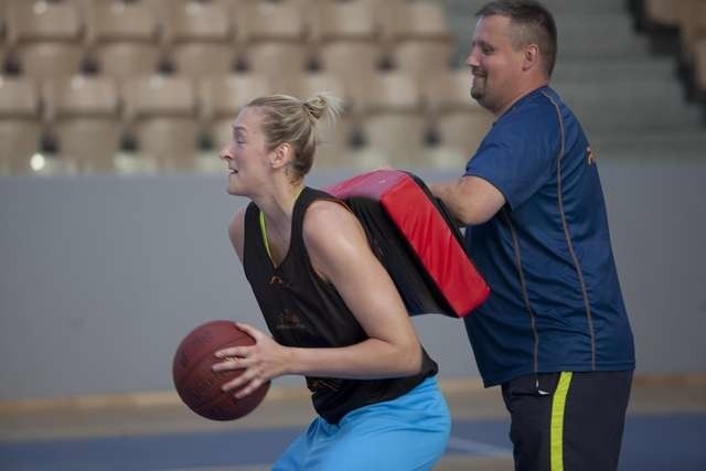 Artego Arena trening koszykarekKoszykarka Artego Agnieszka Fikiel