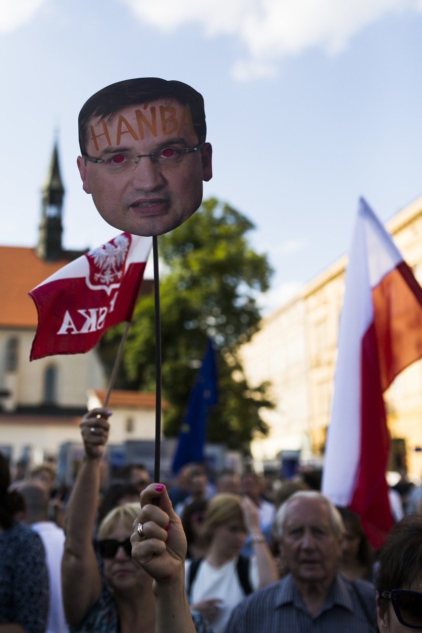 Kolejne protesty pod Wawelem w miesięcznicę pochówku Lecha i...