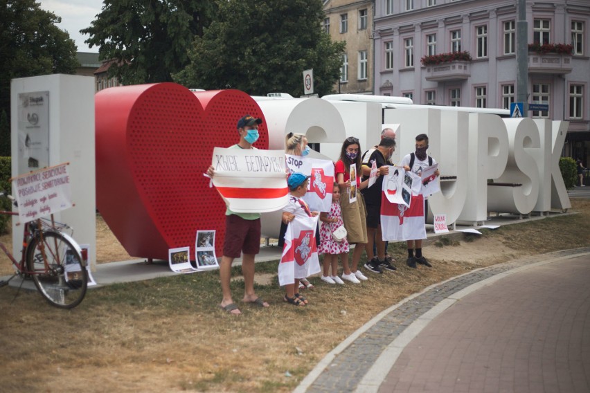 Kilkuosobowa grupa Białorusinów wspierana przez słupszczan...