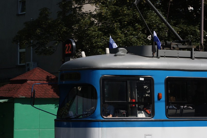 Flagi biało-niebieskie na krakowskich tramwajach i...