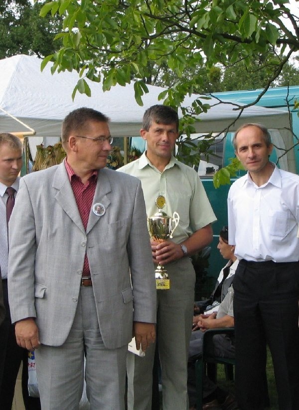 Wojewoda Romuald Kosiniak od lewej),  Zbigniew Rębacz, laureat trzeciego miejsca  i Mieczysław Misiaszek, wójt gm. Kijewo.