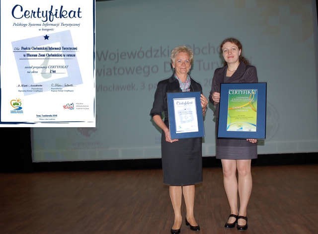 Certyfikaty odebrały: Ewa Gerka, dyrektor Muzeum Ziemi Chełmińskiej (z lewej) i Elżbieta Pawelec, zajmująca się promocją w ratuszu