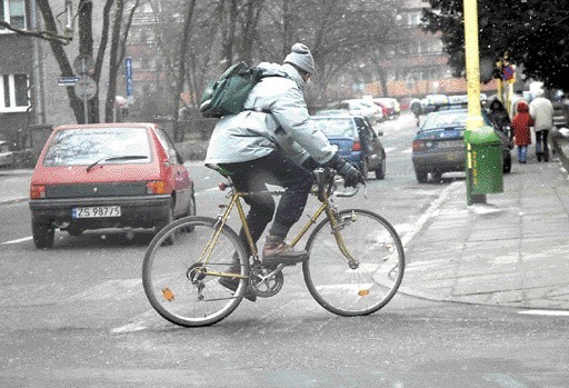 Bezmyślne przejeżdżanie ulicy w poprzek często kosztuje rowerzystów życie.