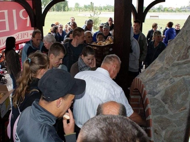 Podczas oddania grillowiska do użytku prezydent Inowrocławia Ryszard Brejza piekł kiełbasę na ruszcie i częstował nią mieszkańców