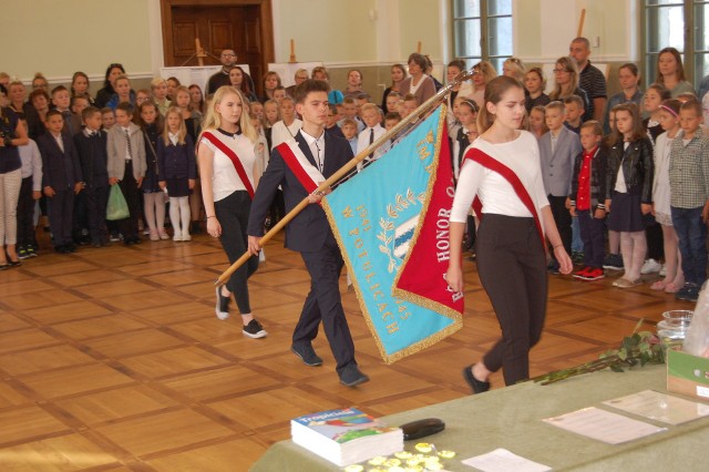W Potulicach uroczyste spotkanie z okazji nowego roku szkolnego zorganizowano 11 września nie w szkole, a w pięknej sali balowej hrabiny Anieli Potulickiej.