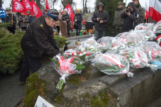 Co roku, w rocznicę powstania wlkp., delegacje składaja kwiaty na pomniku-mogile