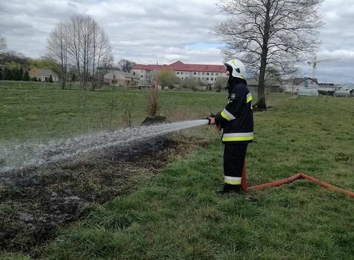 25.04.2020 pożar trawy w miejscowości Przytuły Stare gm....