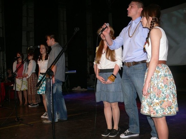 Młodzież na scenie Tarnobrzeskiego Domu Kultury przypomniała znane, polskie szlagiery.