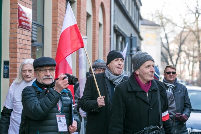 Manifestacja środowisk mundurowych w Krakowie [ZDJĘCIA, WIDEO]