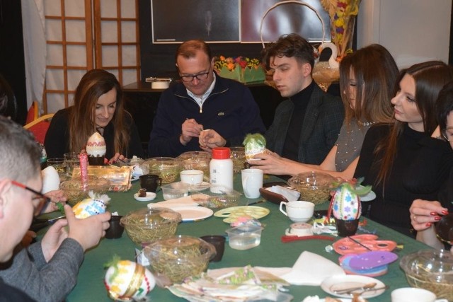 W niedzielę 17 marca w radomskiej Łaźni odbyło się charytatywne malowanie pisanek. Będzie licytacja ozdób, a dochód zostanie przeznaczony na leczenie i rehabilitację 13-letniego Wiktora.