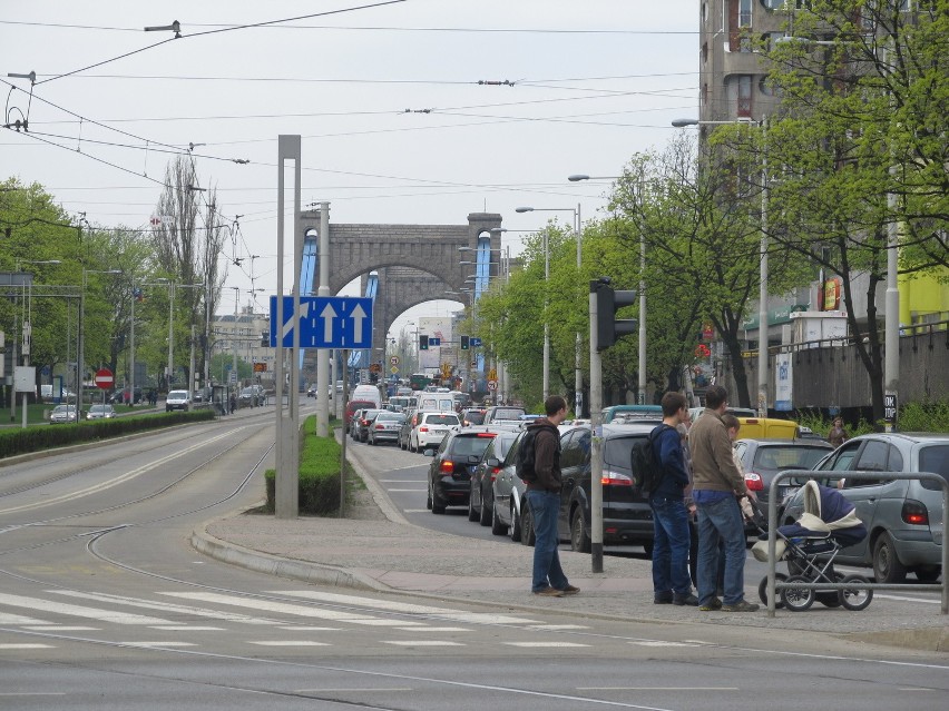 Wrocław: Zamknięty pas na moście Grunwaldzkim i komunikacyjny paraliż (ZDJĘCIA)