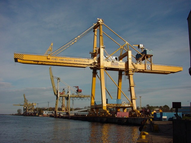 Port Handlowy Świnoujście zainwestował ponad 3 miliony dolarów w suwnicę do przeładunku rudy. Może okazać się, że niepotrzebnie, jeśli port gdański przejmie import rudy.