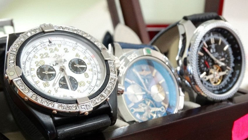 Podrobione zegarki w gminie Odrzywół. Ich wartość to pół...