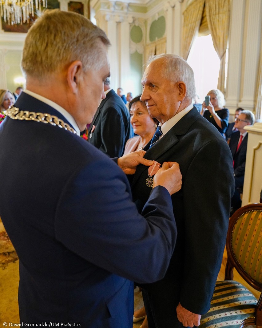 Białystok. 77 par świętowało złote gody. Prezydent Truskolaski odznaczył małżonków z 50-letnim stażem [ZDJĘCIA]