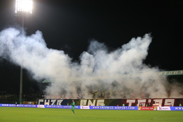 Piłkarze GKS Jastrzębie po raz pierwszy w historii pokonali na boisku GKS Katowice. I to na wyjeździe! Jednak mecz zakłócili pseudokibice