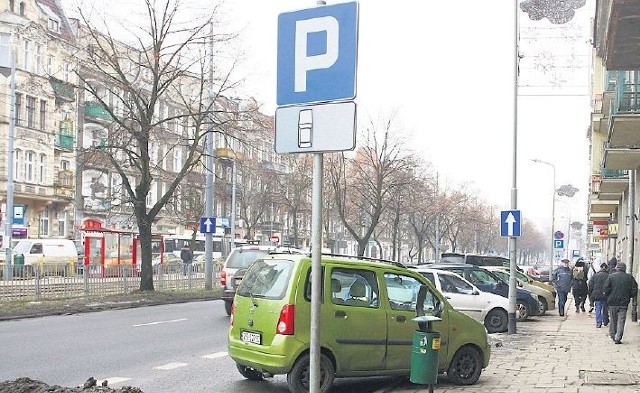 Takie parkowanie, w tym miejscu Szczecina, to powszechna praktyka. Piesi narzekają, bo jest to kosztem chodnika